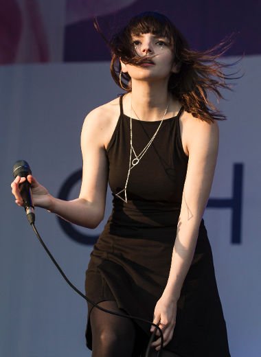 Lauren Mayberry em show na cidade de Ottawa, ontem (Foto: Ottawa Sun)