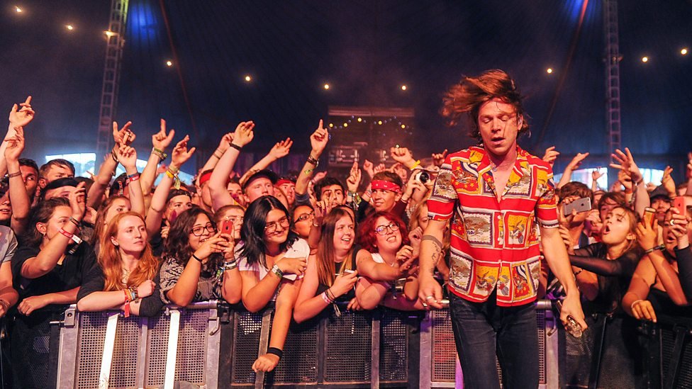 Galera reverencia o Cage the Elephant, sempre com apresentações cheias de energia