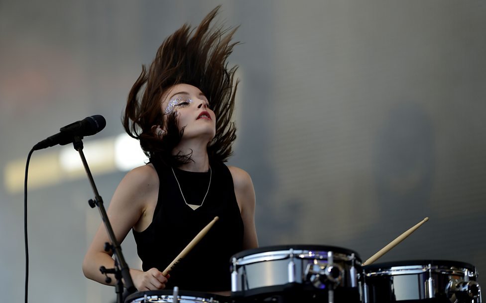 Lauren fofa batendo cabelo