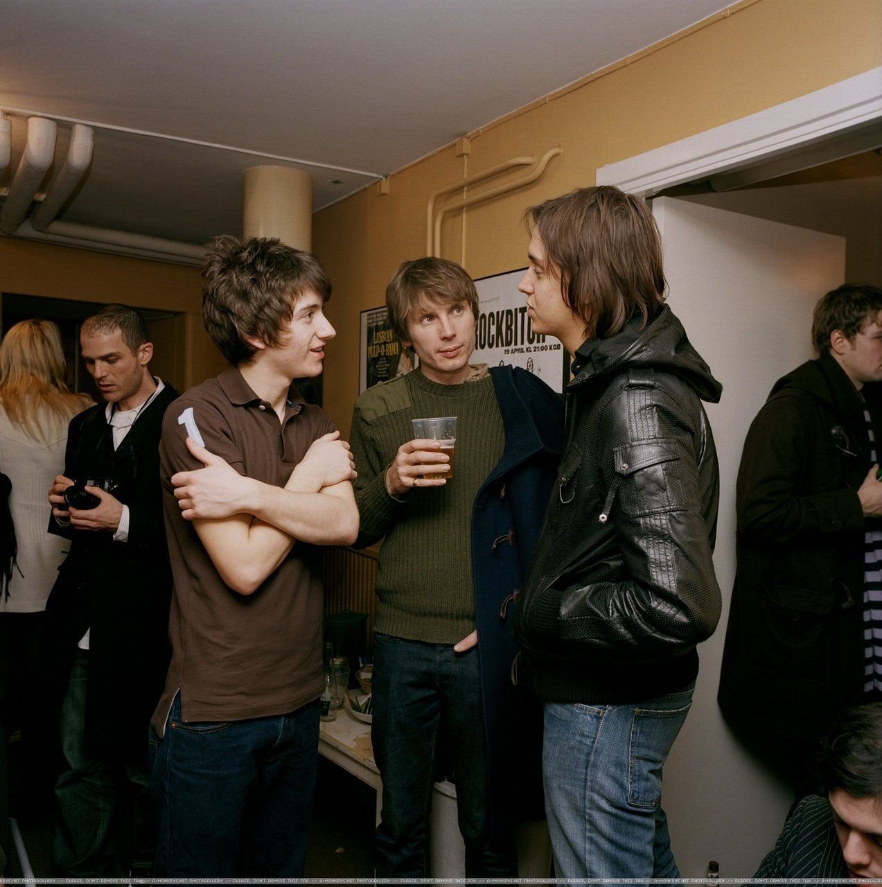 Alex Turner e Julian Casablancas, com um Alex Kapranos no meio, tipo em 2006