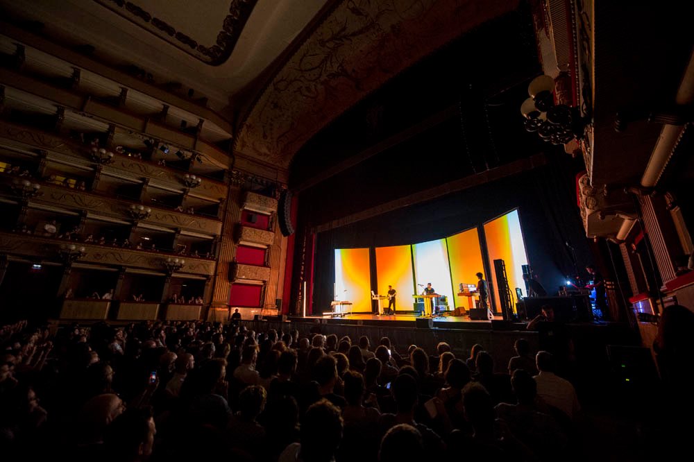 Show em Firenze foi em teatro para 800 pessoas. Foto: OnStage Italia